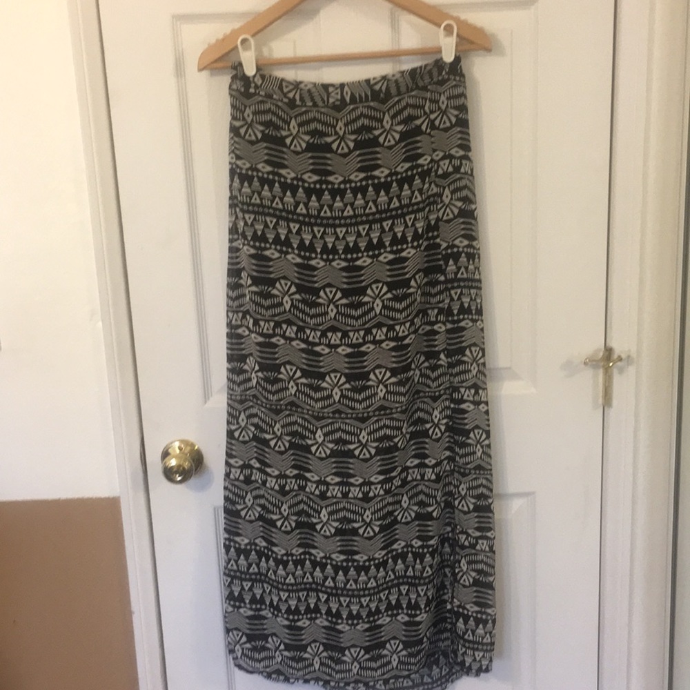 Aztec black and white patterned maxi skirt. Size L